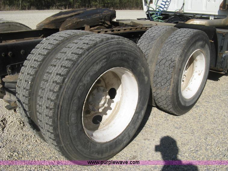 image for item H9474 1995 Ford Aeromax L9000 semi truck