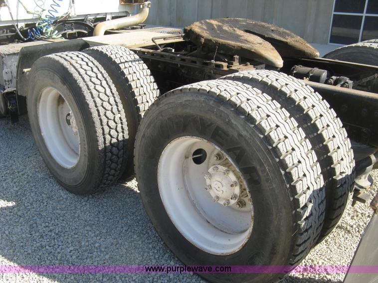 image for item H9474 1995 Ford Aeromax L9000 semi truck