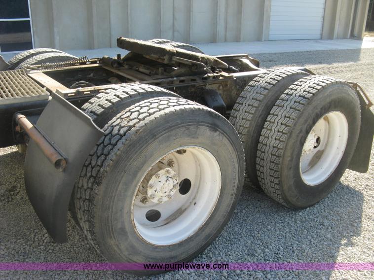 image for item H9474 1995 Ford Aeromax L9000 semi truck