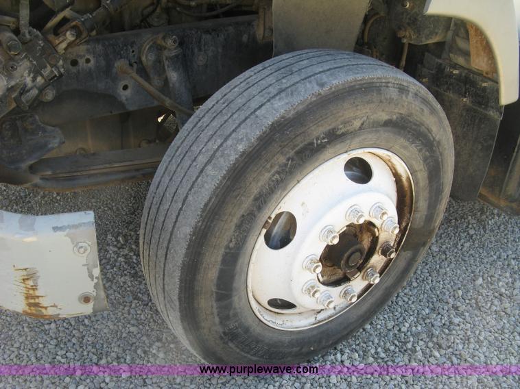 image for item H9474 1995 Ford Aeromax L9000 semi truck