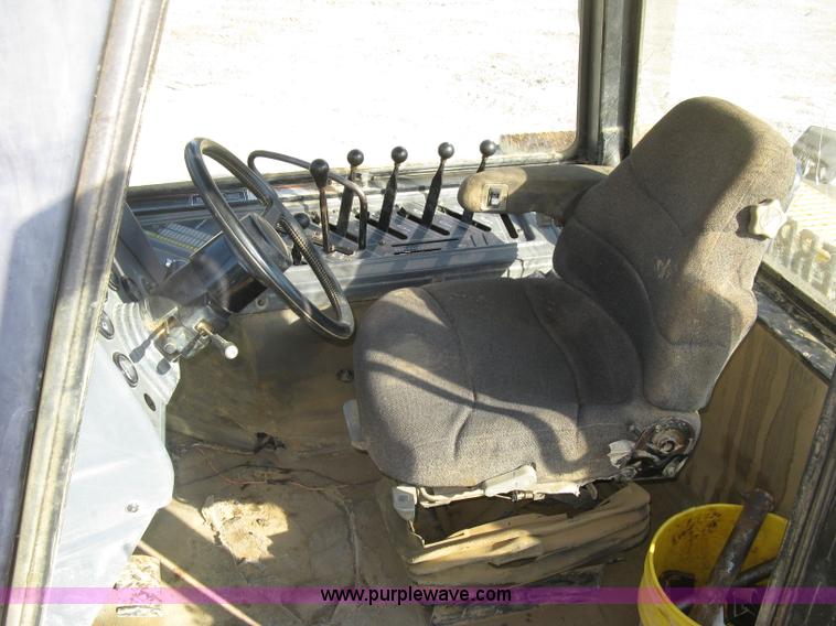 image for item H9476 1996 Caterpillar Challenger 85D tractor