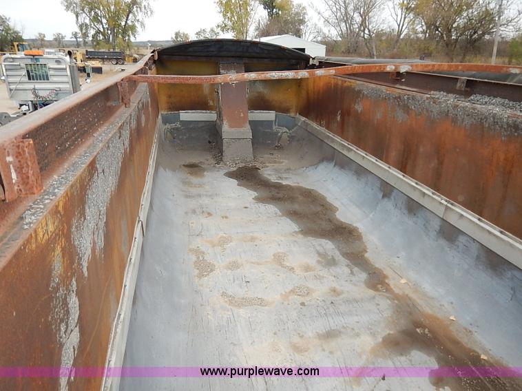 image for item I5276 1986 Fruehauf ND1-F2-22-7DB5-24 dump trailer