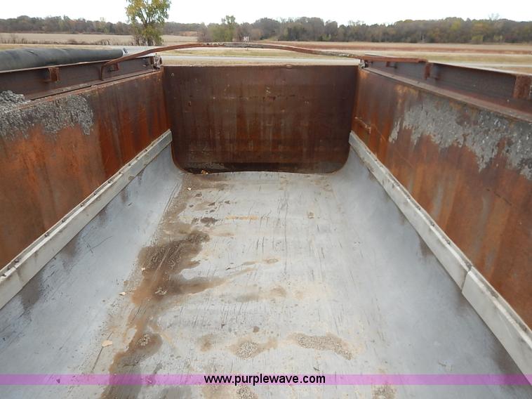 image for item I5276 1986 Fruehauf ND1-F2-22-7DB5-24 dump trailer