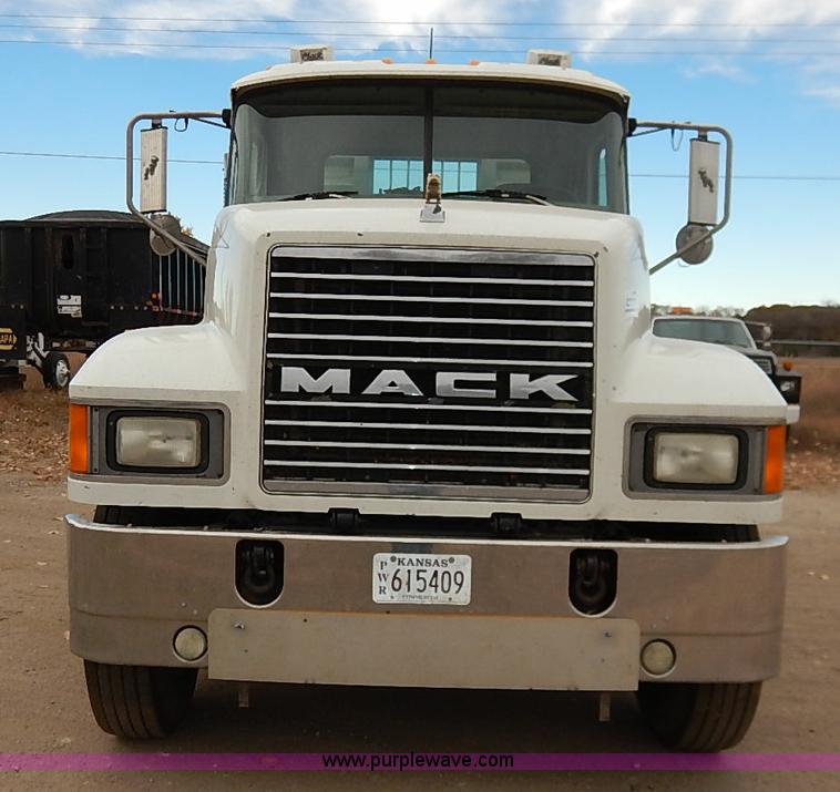 image for item I5277 2007 Mack CHN613 semi truck