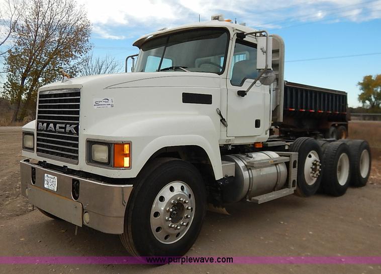 image for item I5277 2007 Mack CHN613 semi truck