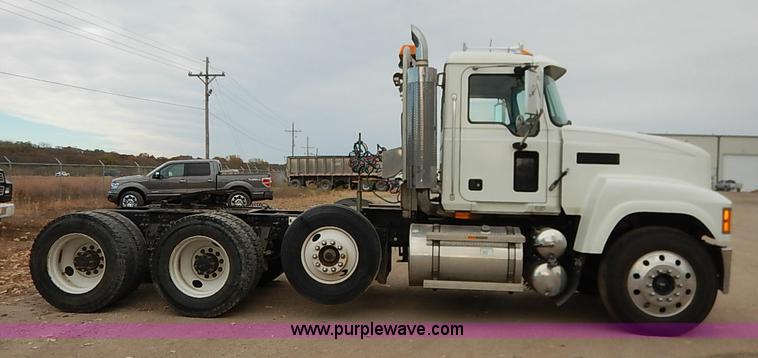 image for item I5277 2007 Mack CHN613 semi truck