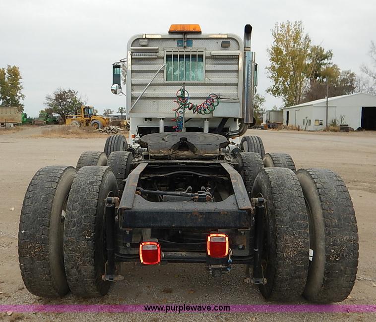 image for item I5277 2007 Mack CHN613 semi truck