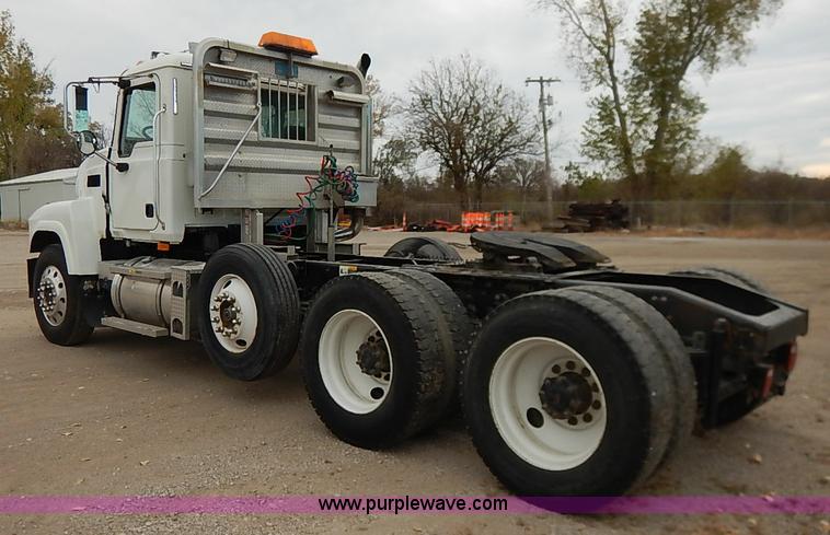 image for item I5277 2007 Mack CHN613 semi truck