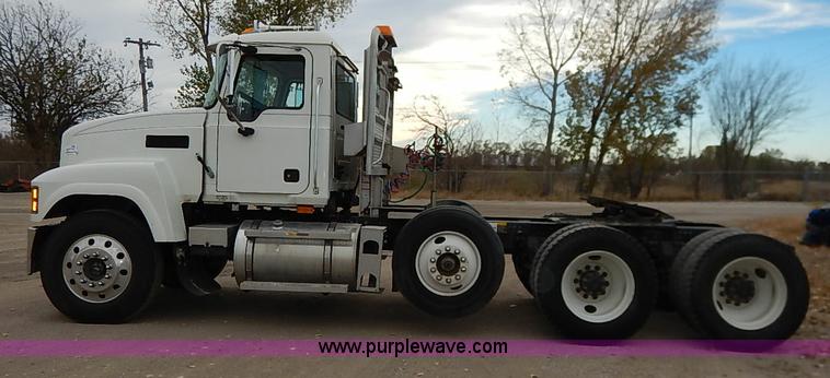 image for item I5277 2007 Mack CHN613 semi truck