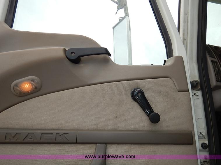 image for item I5277 2007 Mack CHN613 semi truck