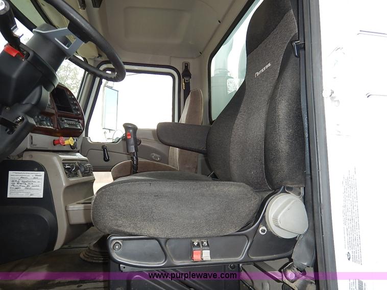 image for item I5277 2007 Mack CHN613 semi truck