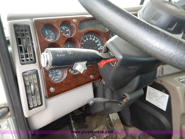 image for item I5277 2007 Mack CHN613 semi truck