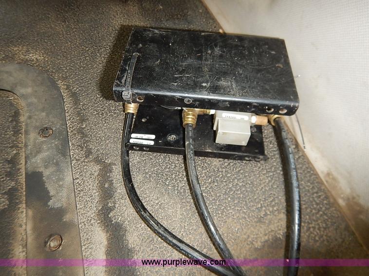 image for item I5277 2007 Mack CHN613 semi truck