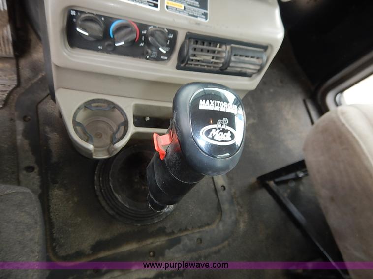 image for item I5277 2007 Mack CHN613 semi truck