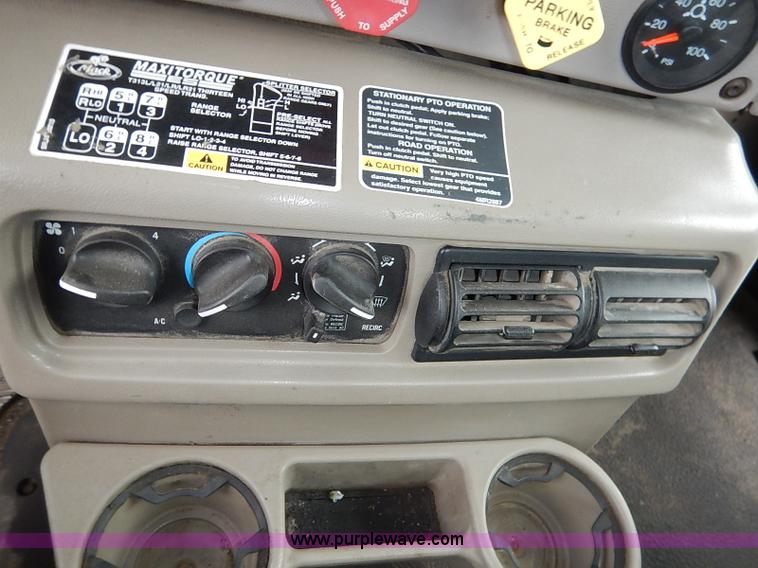 image for item I5277 2007 Mack CHN613 semi truck