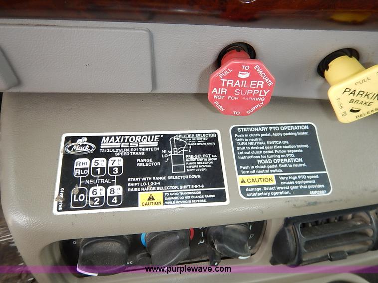 image for item I5277 2007 Mack CHN613 semi truck