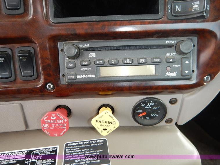 image for item I5277 2007 Mack CHN613 semi truck