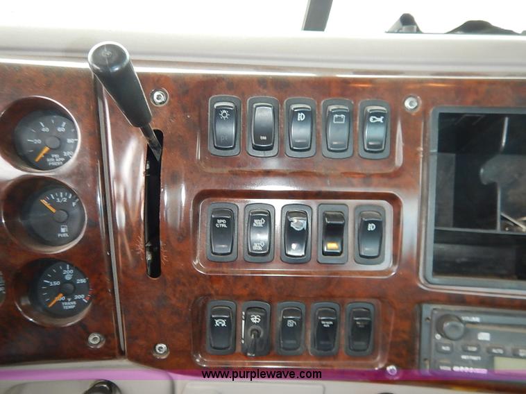 image for item I5277 2007 Mack CHN613 semi truck