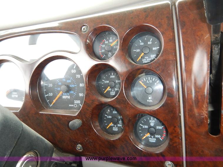 image for item I5277 2007 Mack CHN613 semi truck