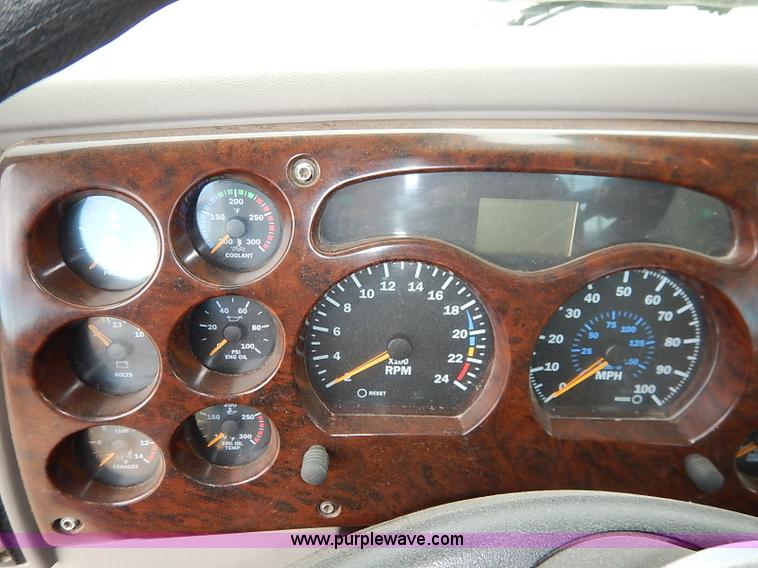 image for item I5277 2007 Mack CHN613 semi truck