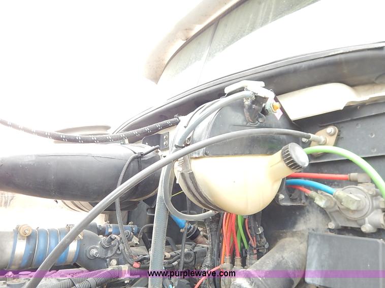 image for item I5277 2007 Mack CHN613 semi truck