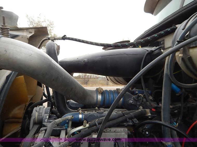 image for item I5277 2007 Mack CHN613 semi truck