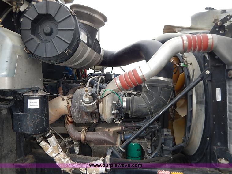 image for item I5277 2007 Mack CHN613 semi truck