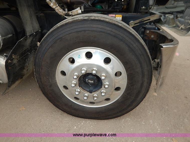 image for item I5277 2007 Mack CHN613 semi truck