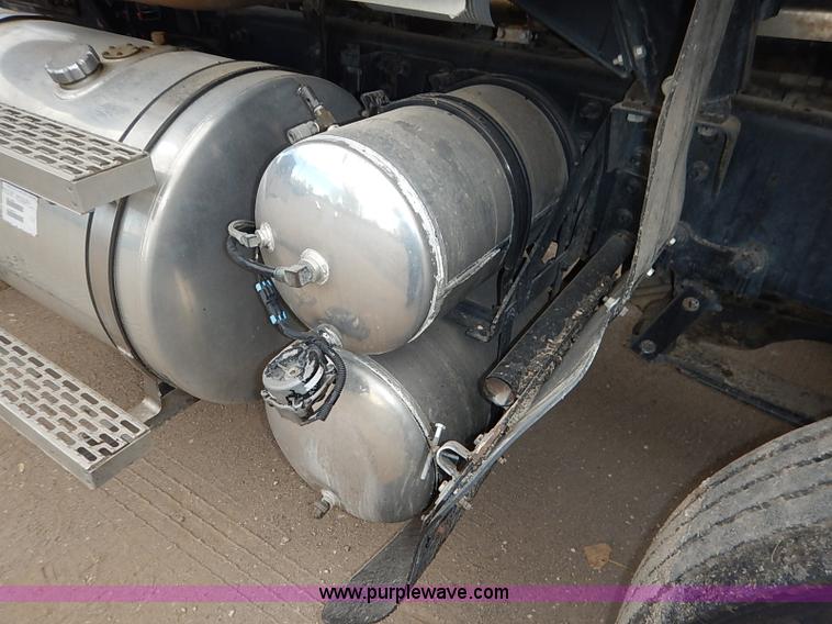 image for item I5277 2007 Mack CHN613 semi truck