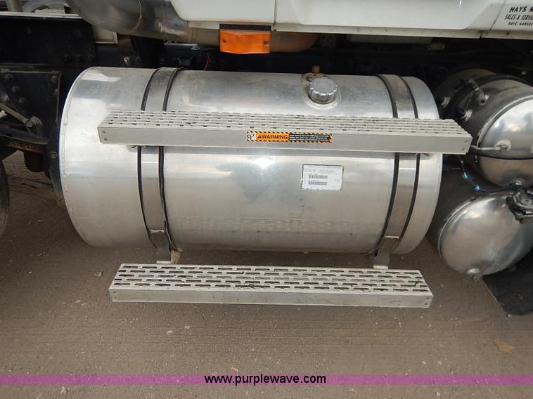 image for item I5277 2007 Mack CHN613 semi truck