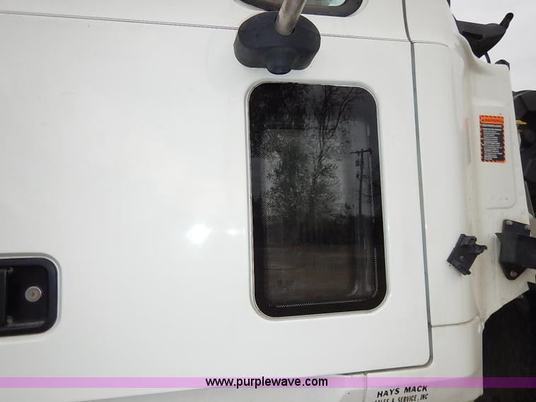 image for item I5277 2007 Mack CHN613 semi truck