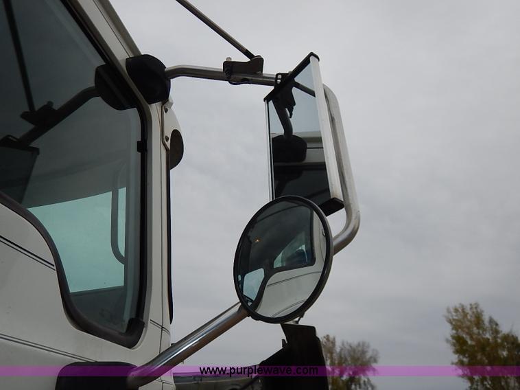 image for item I5277 2007 Mack CHN613 semi truck