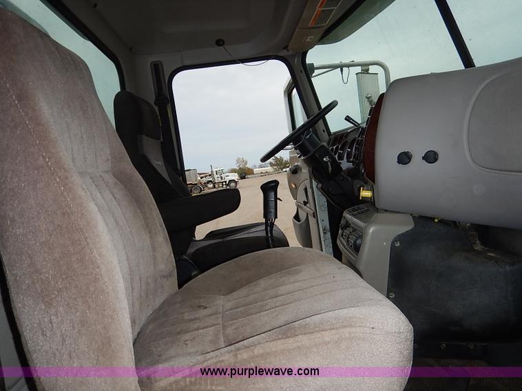 image for item I5277 2007 Mack CHN613 semi truck