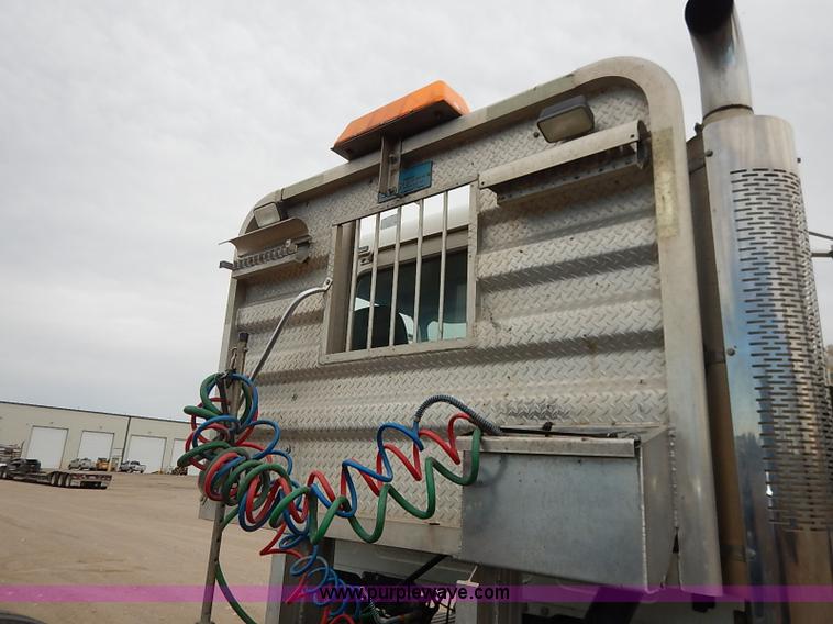 image for item I5277 2007 Mack CHN613 semi truck