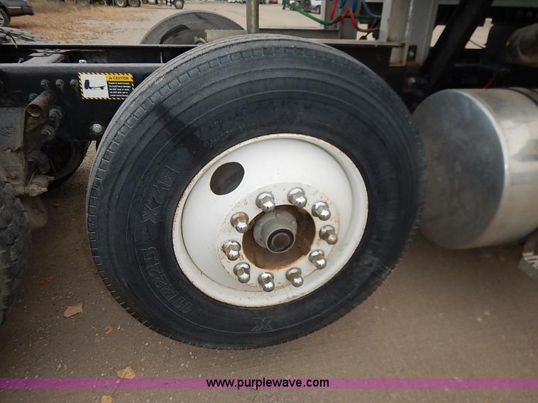 image for item I5277 2007 Mack CHN613 semi truck