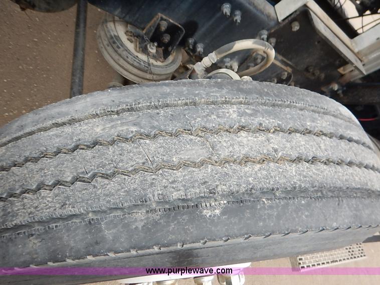 image for item I5277 2007 Mack CHN613 semi truck