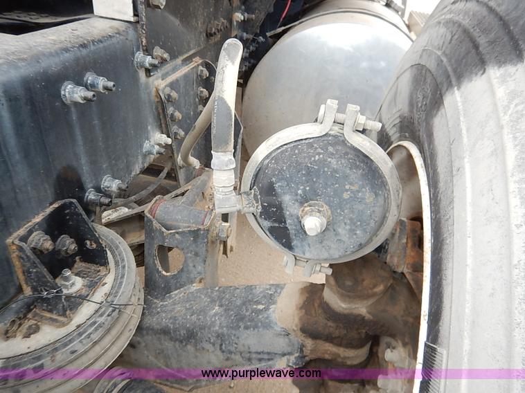 image for item I5277 2007 Mack CHN613 semi truck