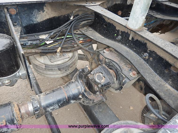 image for item I5277 2007 Mack CHN613 semi truck