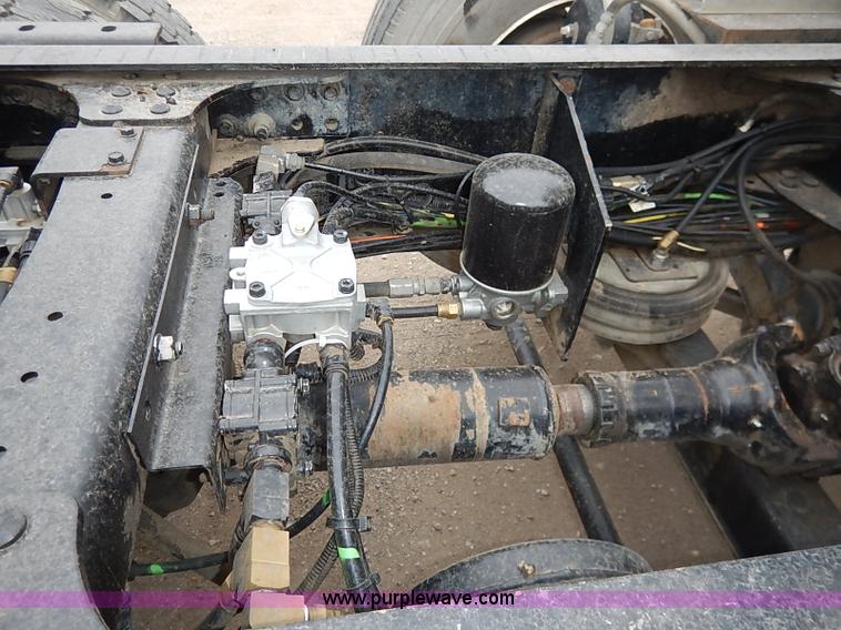 image for item I5277 2007 Mack CHN613 semi truck