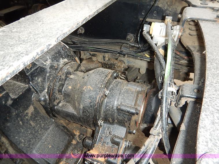 image for item I5277 2007 Mack CHN613 semi truck