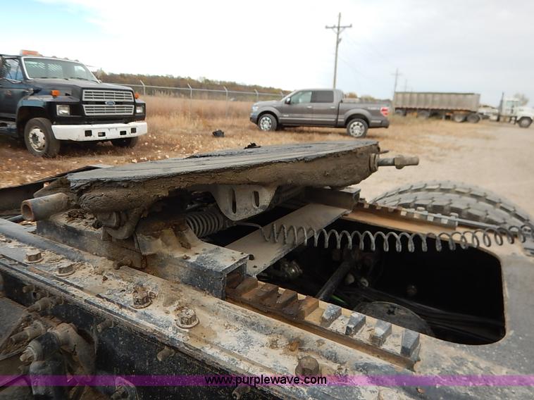 image for item I5277 2007 Mack CHN613 semi truck