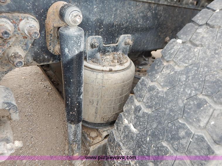 image for item I5277 2007 Mack CHN613 semi truck