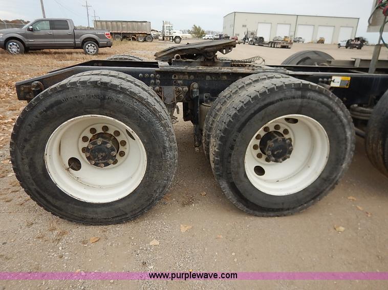 image for item I5277 2007 Mack CHN613 semi truck