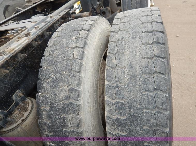 image for item I5277 2007 Mack CHN613 semi truck