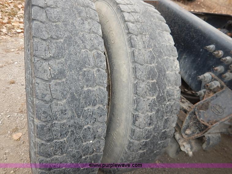 image for item I5277 2007 Mack CHN613 semi truck