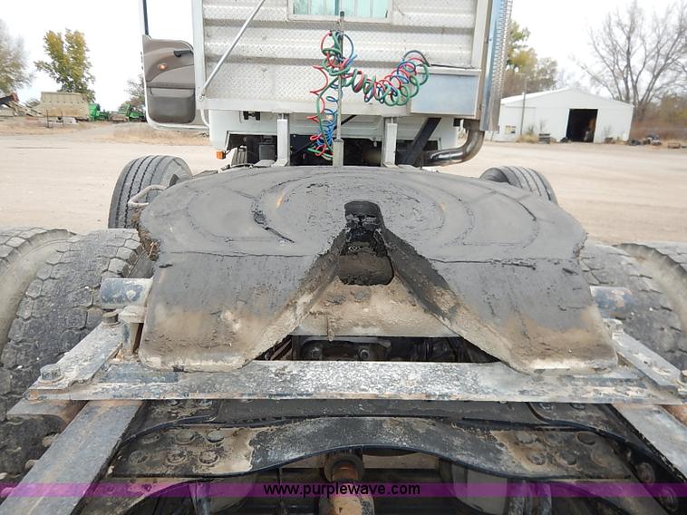 image for item I5277 2007 Mack CHN613 semi truck