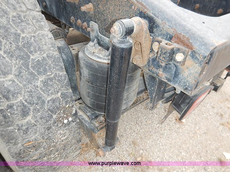 image for item I5277 2007 Mack CHN613 semi truck