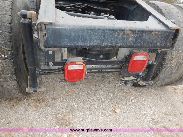 image for item I5277 2007 Mack CHN613 semi truck