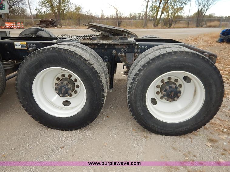 image for item I5277 2007 Mack CHN613 semi truck