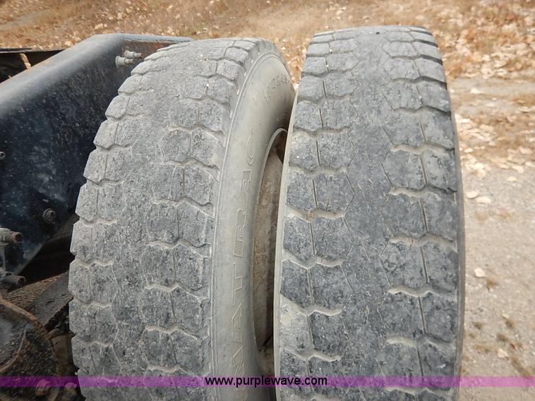 image for item I5277 2007 Mack CHN613 semi truck